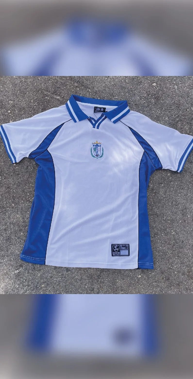 Camiseta de fútbol azul y blanca personalizada por Work B2B