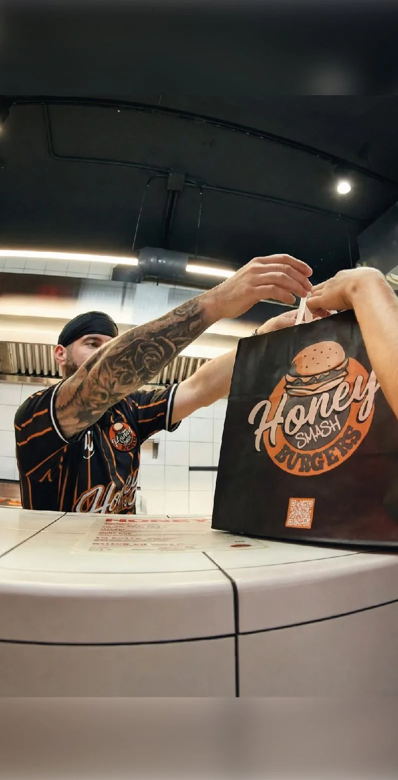 Bolsa y camiseta personalizadas para Honey Smash Burger