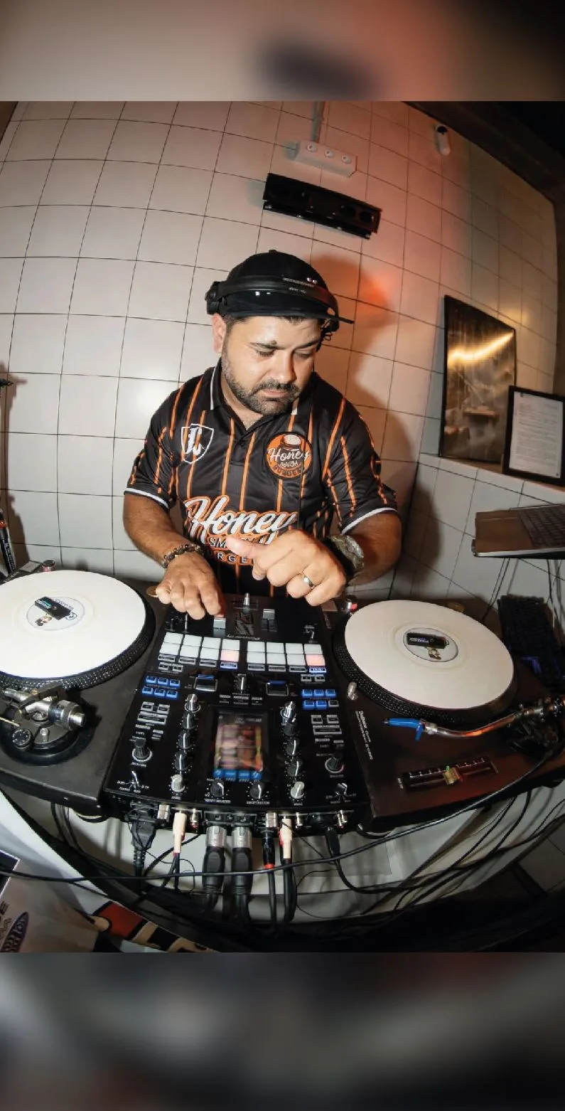 DJ con la camiseta personalizada de Honey Smash Burger