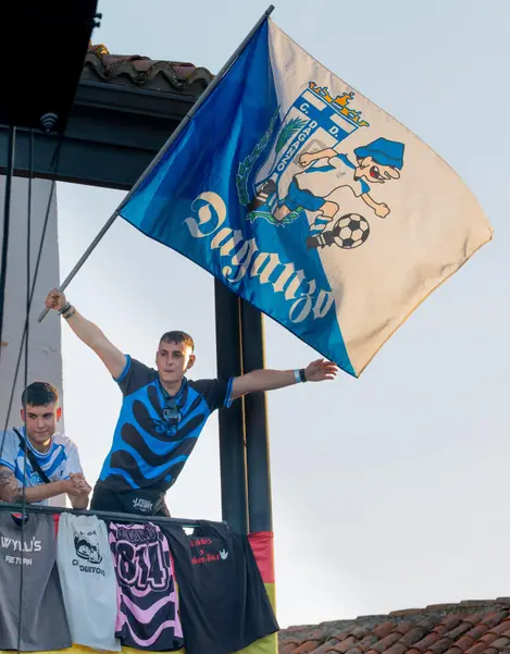 Afición del C.D. Daganzo con la bandera