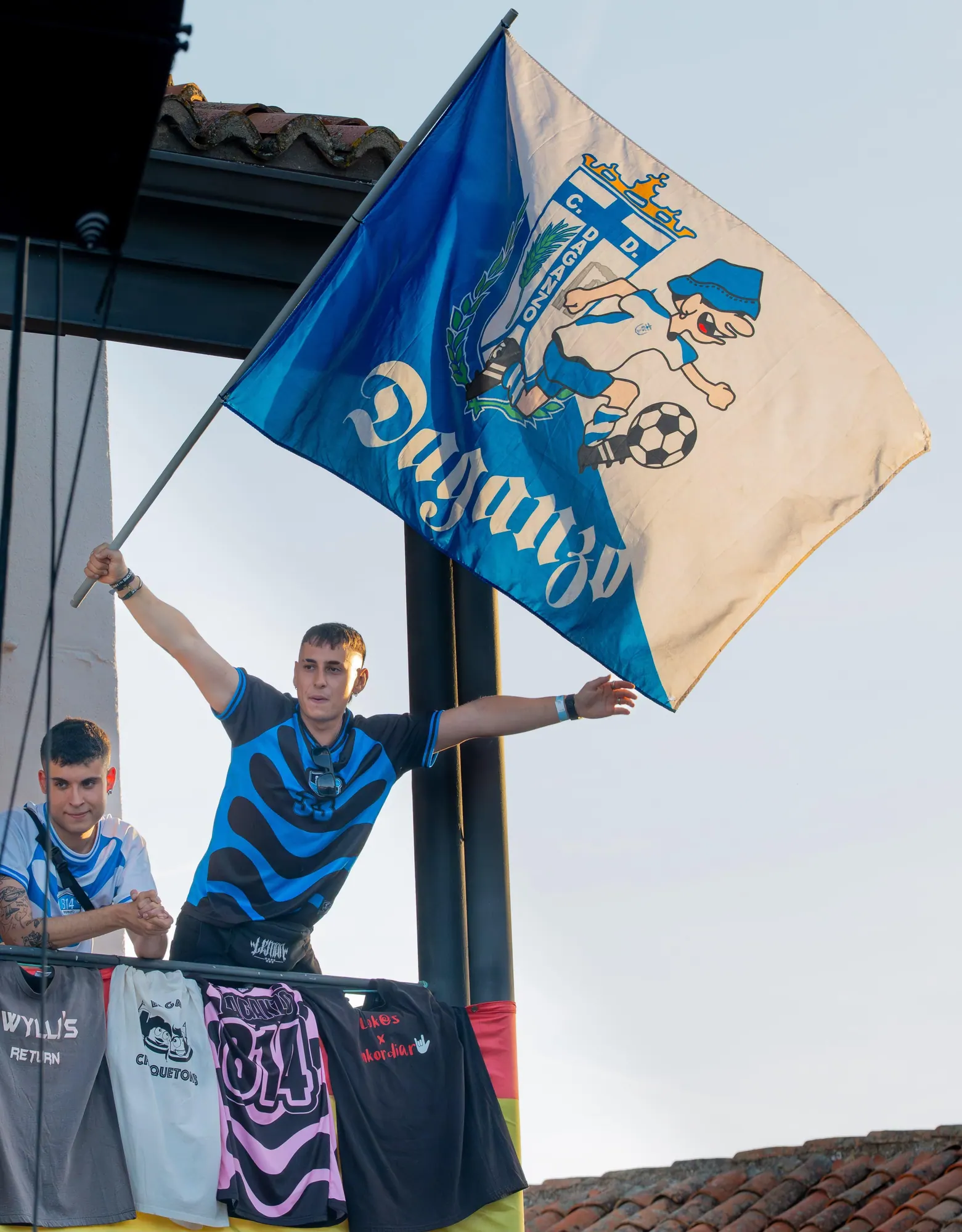 Afición del C.D. Daganzo con la bandera