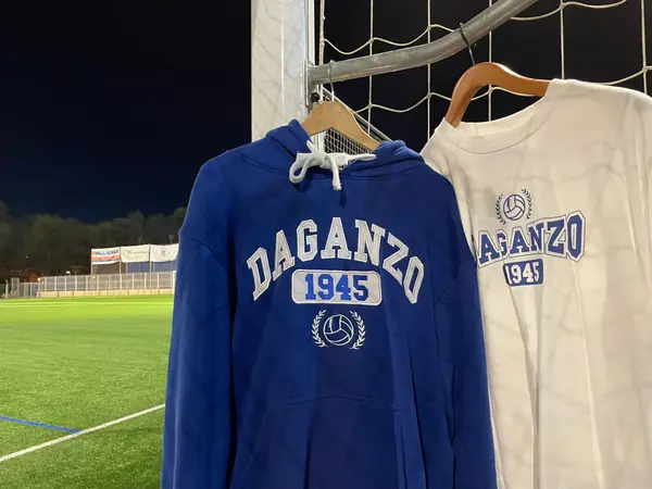 Sudadera y camiseta del C.D. Daganzo en el campo