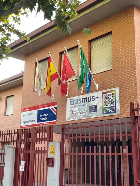Fachada del instituto con la lona Erasmus+
