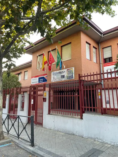 Instituto Miguel de Cervantes con la lona Erasmus+