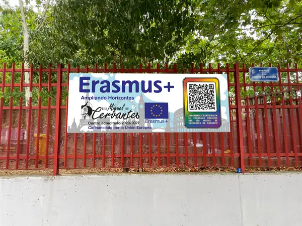 Lona Erasmus+ en la valla del instituto