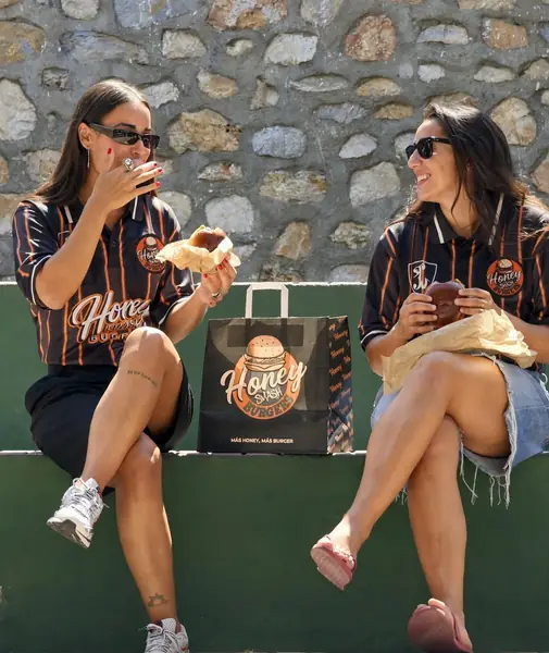 Clientas con la camiseta de Honey Smash Burgers