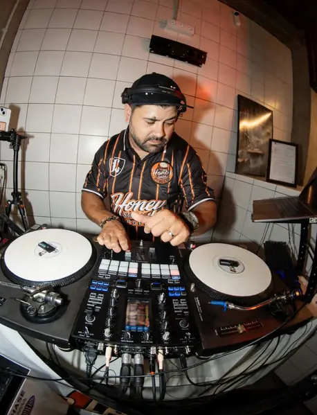 Sesión de DJ en Honey Smash Burgers