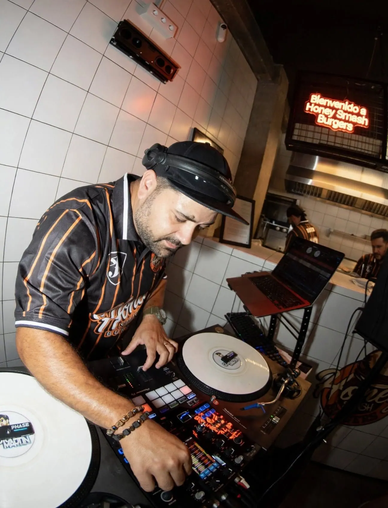 DJ con la camiseta de Honey Smash Burgers