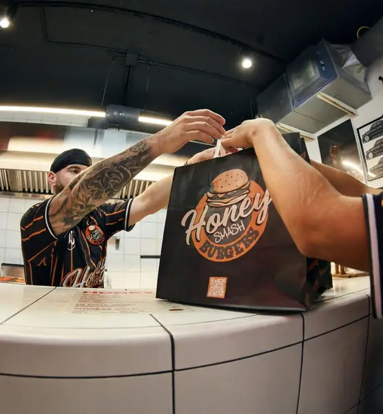 Pedido de Honey Smash Burgers con la camiseta del equipo
